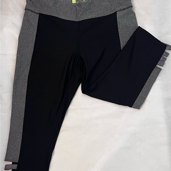 Xersion Gray and Black Women's Capri Length Yoga Pants - Picture 1 of 4